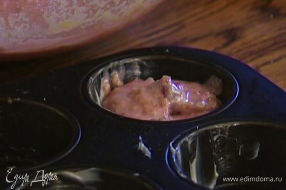 Формочки для маффинов смазать оставшимся сливочным маслом и разложить в них тесто, наполняя на 2/3 объема.