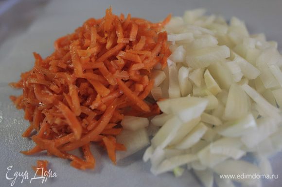 Для зажарки нарежьте лук кубиками, морковь — брусочками.