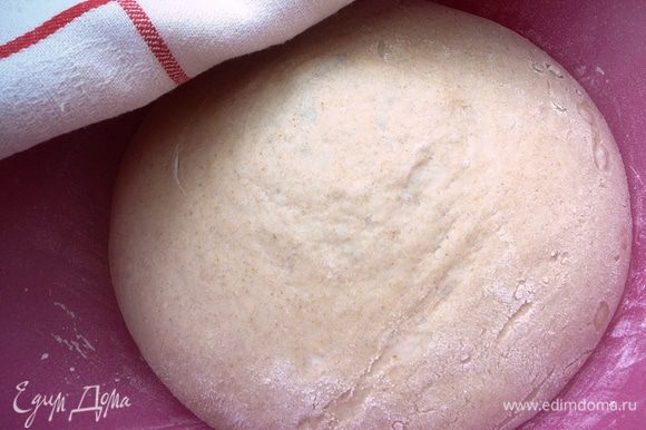Приготовить пшенично-ржаное тесто http://www.edimdoma.ru/retsepty/42754-hleb-s-maslinami-ot-rishara-bertine В готовое тесто добавить тмин.
