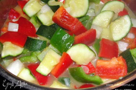 После добавить болгарский перец и потушить все вместе 5-8 минут. Долить воды или овощного бульона, если требуется.