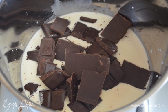 Для крема мелко поломать шоколад. Залить сливками и варить на маленьком огне до однородной массы.