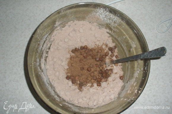 В миске перемешать все сухие ингредиенты(какао, мука, крахмал, шоколадные шарики), предварительно половину шоколадных шариков перемолоть в крошку ручным блендером