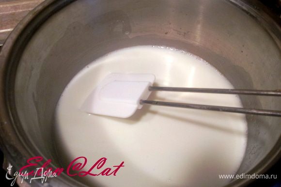 Крем: В 60-ти мл. молока разведите крахмал и размешайте. Оставшееся молоко вскипятите с сахаром.