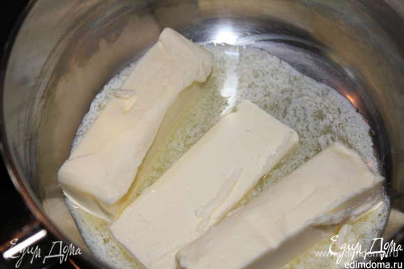 Масло сливочное растопить. Взбить яйцо с сахаром и влить тонкой струйкой масло, не переставая взбивать.