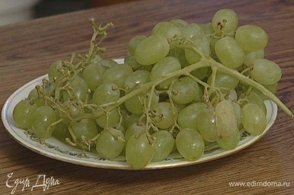 Ягоды винограда разрезать пополам.