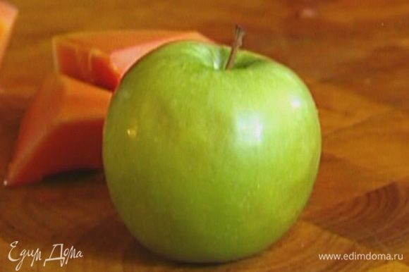 Вырезать сердцевину у яблока.