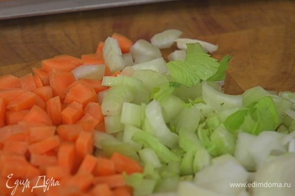 Лук, морковь, сельдерей и батат почистить и мелко порубить.