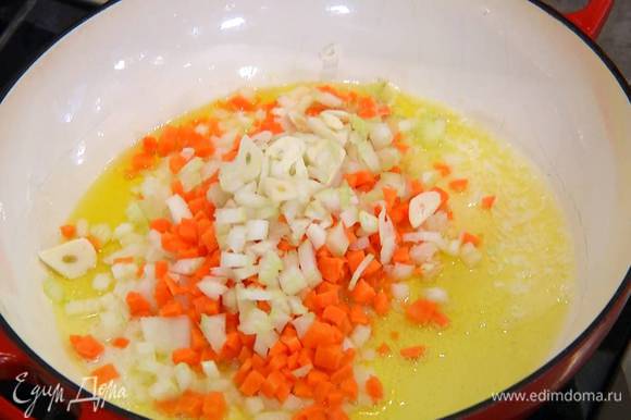 Отправить в сковороду морковь и томить еще 5 минут вместе с луком.