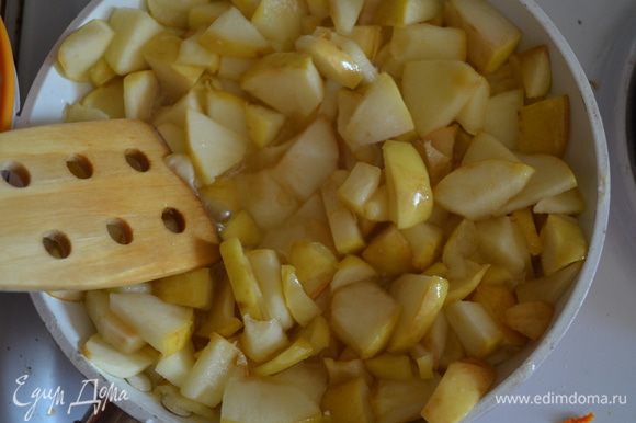 Для яблочной: яблоки мелко нарезаем (я не чистила), обжариваем на сливочном масле с сахаром до мягкости.