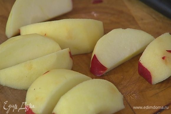 Яблоки почистить и, удалив сердцевину, нарезать на дольки.