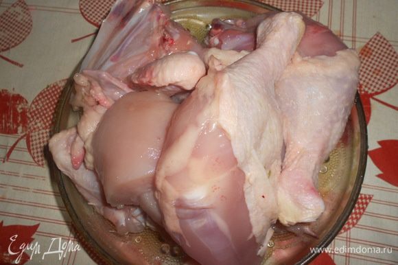курицу порезать,посолить,поперчить и добавить приправу для курицы.
