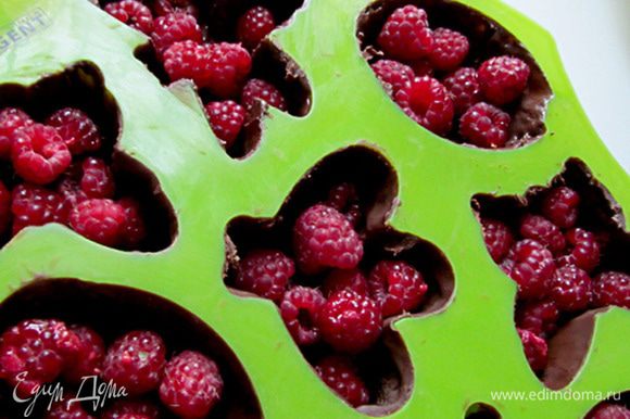 Вытащить формы из холодильника и уложить в них свежие ягоды.