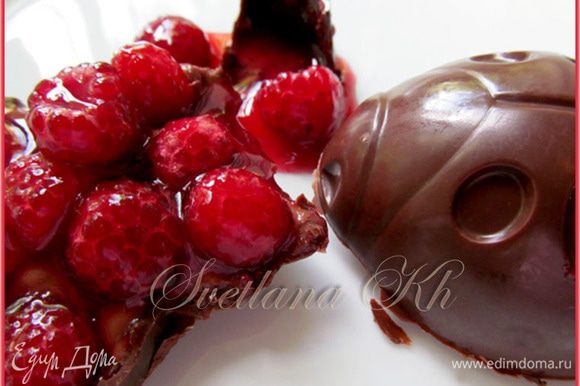 Аккуратно освободить десерт из формочек, украсить свежей малиной и наслаждаться малиново-шоколадным вкусом