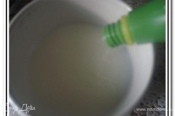 В молоко добавить ваниль и лимонный сок, размешать и отставить в сторону на 10 минут.