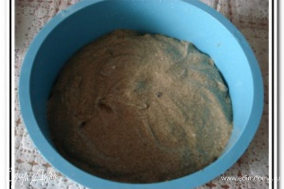 Выложить тесто в смазанную форму или форму для кекса.
