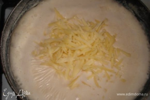 Добавить натертый сыр и, варить соус, помешивая около 15 минут.