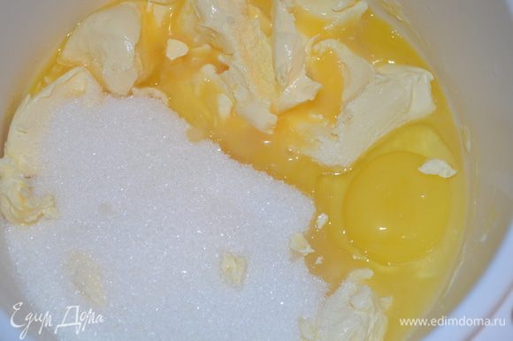 В большой миске смешать мягкое сливочное масло, сахар и яйца.