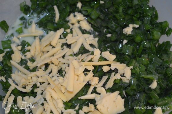 В лук добавить яйца, молоко, 50 гр тертого сыра. Посолить и поперчить.