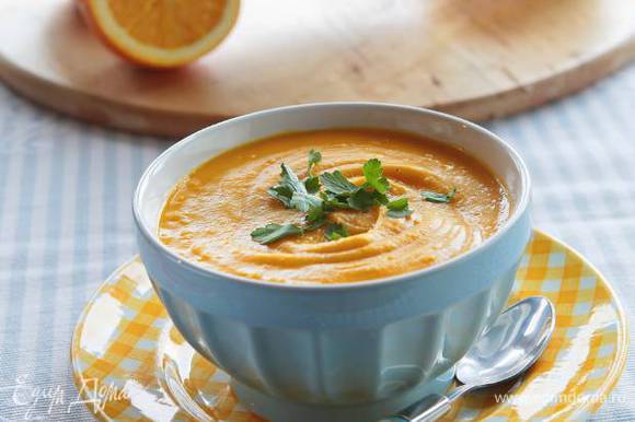 Разлить суп в тарелки, добавить понемногу сметаны и украсить листьями кинзы.