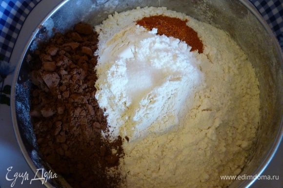 Пока шоколад и масло топятся, насыпьте в сито муку, какао, соль, разрыхлитель и перец чили. Не перемешивая просейте эту массу.
