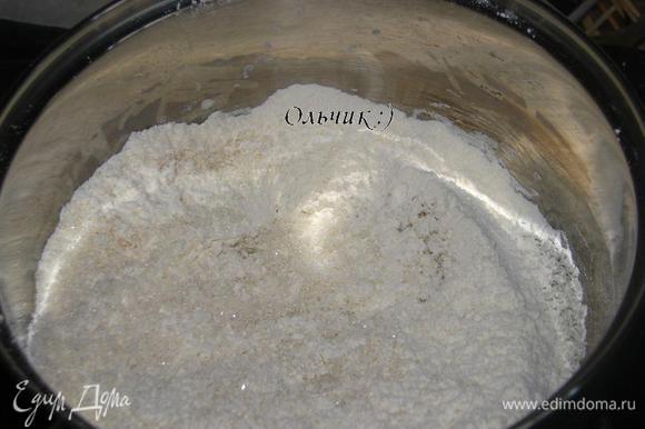 Для приготовления крема смешаем в кастрюле муку с сахаром.