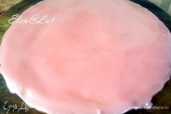 Верхний корж не смазывать кремом, а покрыть розовой глазурью.Вы можете воспользоваться помадойhttp://www.edimdoma.ru/retsepty/42752-pomadka-dlya-glazirovki-pirozhnyh-pecheniy-tortikov и добавить туда сок и ликер. Или возьмите просто сахарную пудру и приготовьте глазурь. Глазурь делается так: Смешать сахарную пудру и добавить свекольный сок и ликер, если вы ликер не добавляете, то добавить лимонный сок или воду.