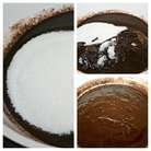 Растопить до однородности шоколад с маслом. Добавить сахар, хорошенько перемешать и снять кастрюлю с водяной бани. Отставить в сторону пусть остынет.