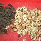 Тем временем нарезаем орехи и 30г шоколада