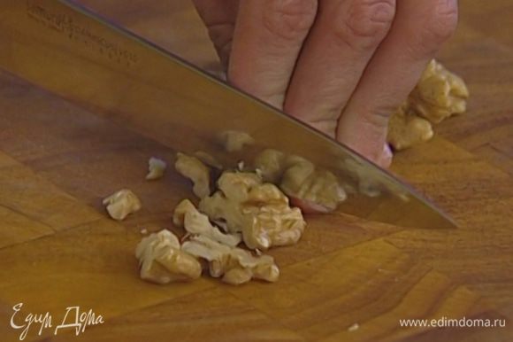 Орехи порубить или измельчить пестиком в ступке — не слишком мелко, а чтобы в тесте чувствовались кусочки.