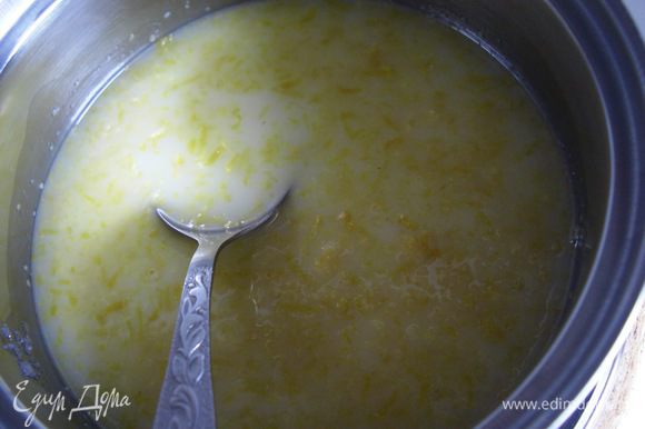 В молоко добавить весь сахар, соль,не забыть лимонную цедру и постоянно помешивая довести до кипения.