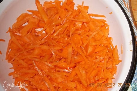 морковь очистить и нарезать соломкой