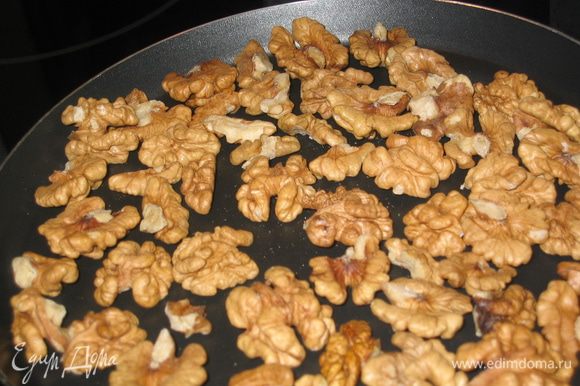 Орехи немного поджарить на сухой сковороде и измельчить не очень мелко