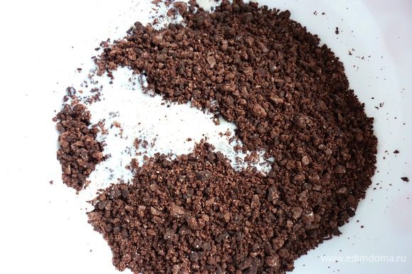 Сливки влить в измельченный шоколад.