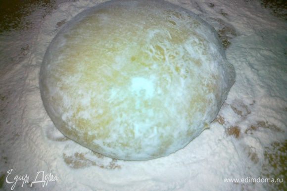 яйца и минералку смешать добавить соль и ванильный сахар перемешать и замесить крутое тесто