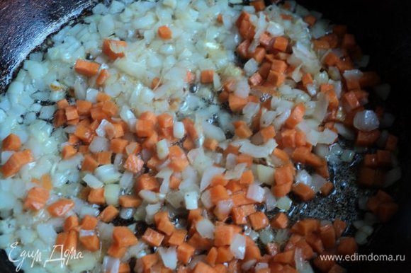 Луковицу мелко порезать и припустить на растительном масле до мягкости. Добавить нарезанную мелким кубиком морковь и пассировать 5-7 мин.