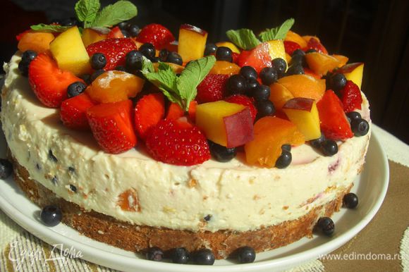 И теперь мы поместим на поверхность пирога - торта все летнее настроение, которое мы только именем дома: много много ягод!!!Приятного!!!