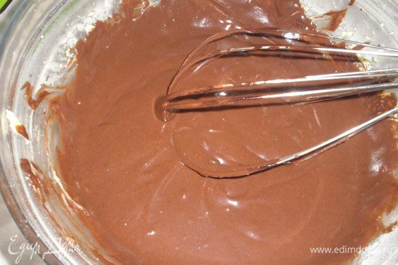 Вводим шоколадную массу в яично-масляную смесь.