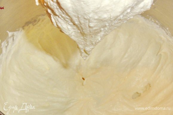 Взбейте желтки с сахаром до бела. Добавьте кусочками масло комнатной температуры.