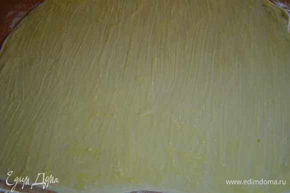 Затем раскатываем тесто толщиной 1-2 мм, смазываем его поверхность растопленным сливочным маслом,