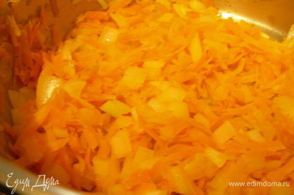 В 1 ст.л. растительного масла пассируем лук и морковь минут 5.