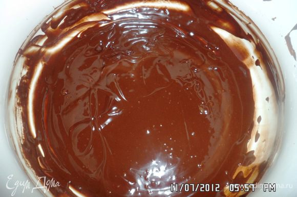 Сложить поломанный шоколад в кастрюльку и залить горячими сливками и размешать, охладить до t 50 и добавить сливочное масло, размешать до однородного состояния.