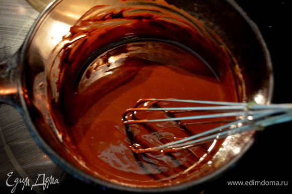 Приготовим шоколадную глазурь. Поставим сливки на огонь и как они закипят добавим шоколад, поломав на плитки. Снимем с огня, помешиваем, весь шоколад должен разойтись. Дадим остыть 2-3 мин.