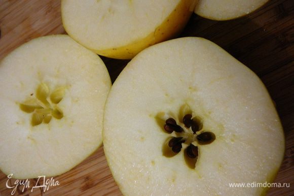 Яблоки очистить от шкурки и семян,нарезать кубиками и залить кипятком,закрыть крышкой и оставить минут на 10.