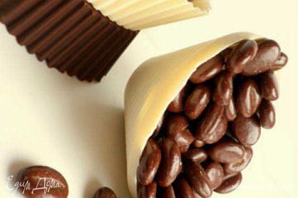 Шоколадные корзинки думаю уже все знают как делать. Наносим кисточкой шоколад, обмазывая формочки желательно толстым слоем (лучше силиконовые) в 2 этапа или 3. После каждого отправляем в холод для застывания.