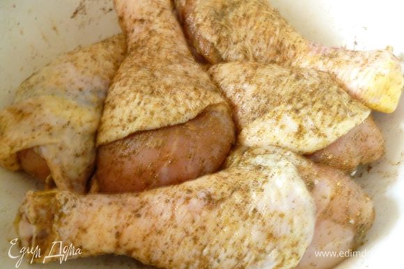 Куриные голени почистить, помыть, промокнуть салфеткой. Смешать в тарелочке соль, паприку и хмели-сунели, хорошо натереть голени, поместить в миску, закрыть крышкой и поставить в холодильник на 1 час.