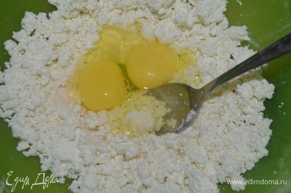 Приготовить начинку: смешать творог, яйца и сахар. Добавить манку. Если масса жидковата, то добавить еще немного манки.
