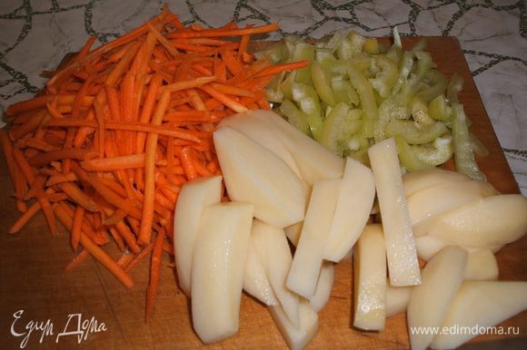 Пока тушится мясо, подготовьте овощи. Все нарежьте соломкой, морковь и перец — потоньше, картофель — потолще. Для моркови и перца можно использовать блендер, получается быстрее.