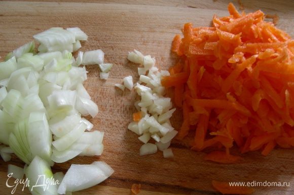 Лук, чеснок шинкуем, морковь натираем на терке.