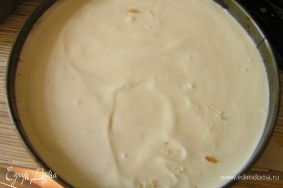 Торт достать из холодильника и залить баварским муссом из белого шоколада (оставить примерно 50-80 г).