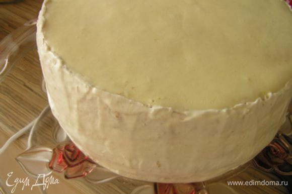 Бока торта украсить взбитыми сливками и миндальными лепестками. Торт готов! :)